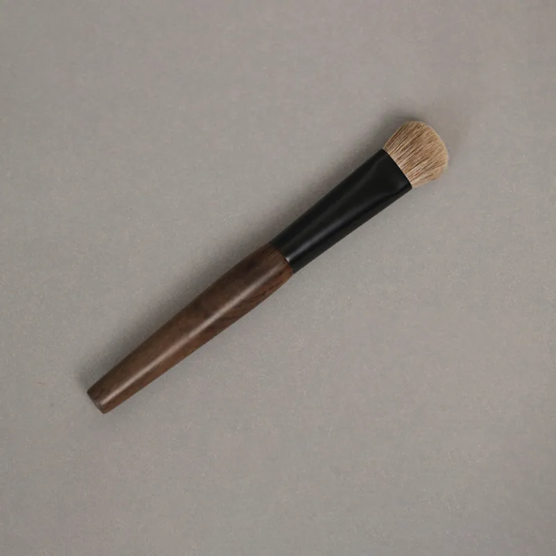 T105 Pennelli per trucco professionali fatti a mano Pennello per correttore in pelo di capra naturale Pennello per fondotinta piccolo Pennello per trucco con manico in legno di ebano — image 4