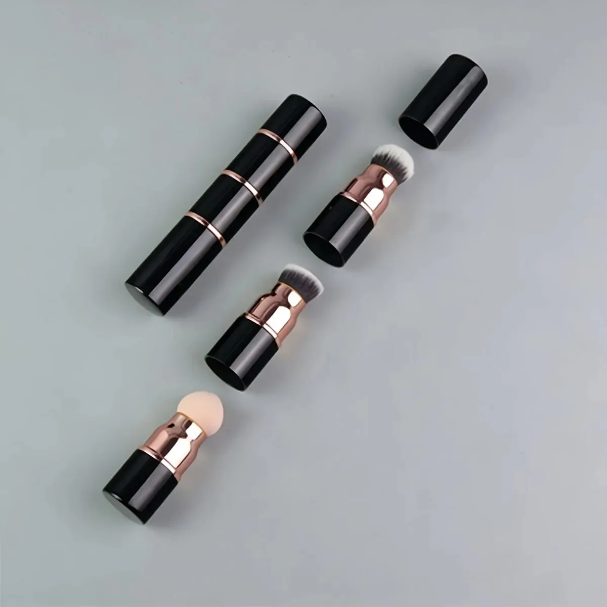 Tragbarer 3-in-1-Mini-Make-up-Pinsel mit Staubkappe, abnehmbarer Schwamm, abgewinkelte Grundierungs- und Puderköpfe, bionisches Haar, robustes Aluminium — image 2