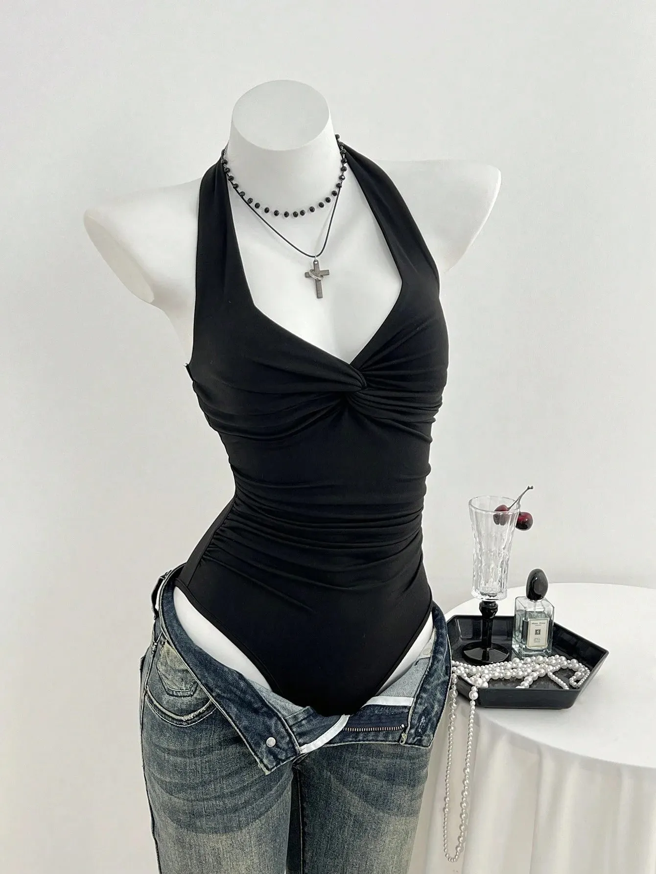 Body da donna con scollo a V profondo e nodo attorcigliato in vita con volant Body in tinta unita nero senza maniche slim fit Y2K Basic — image 4