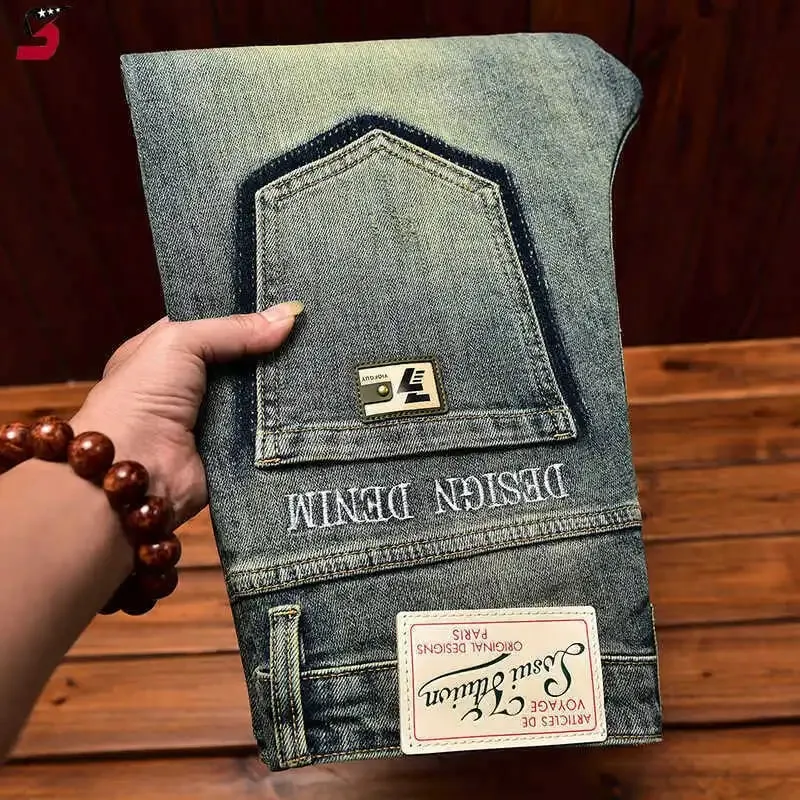 2026 Retro Nostalgic Jeans Uomo Stampa ricamata Primavera e Autunno Abbigliamento uomo Elastico Dimagrante Piccolo Piede Pantaloni alla moda