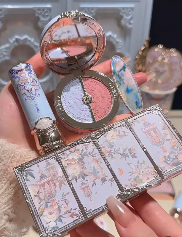 ดอกไม้รู้ผีเสื้อ Cloud Series ของขวัญกล่อง Lip Glaze Blush อายแชโดว์มาสคาร่า Contouring แต่งหน้าชุด 5 ชิ้น/ 1 ชุด — image 7