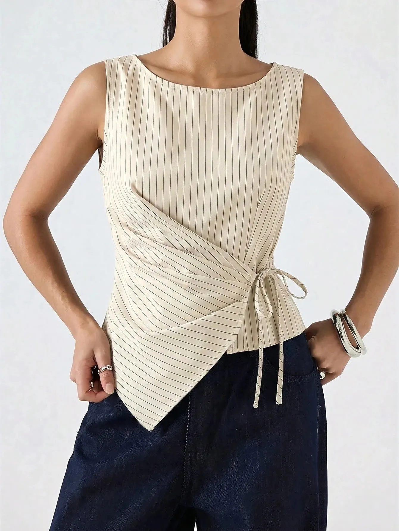 Elegantes Damen-Tanktop mit Streifendruck, schmale Passform, seitliches Bindeband, plissiert, ärmelloses Oberteil, lässig, asymmetrischer Saum, Boot-Tanktop, Sommer 2026 — image 4