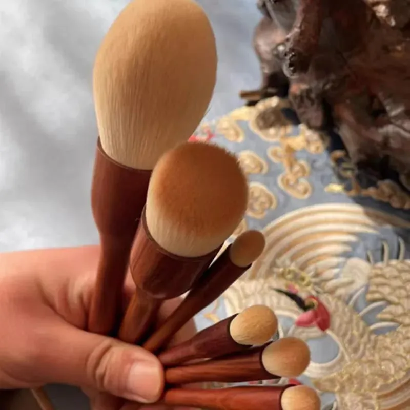 Make-up-Pinsel mit Sandelholzgriff, Foundation, Puder, Textmarker, Bildhauerei, Lidschatten, Wischmischer, Detail, Kosmetikpinsel-Werkzeug — image 3