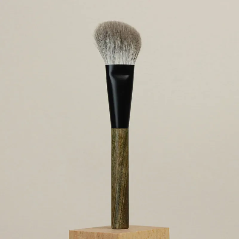 LT06 Professionelle handgefertigte Make-up-Pinsel, weiches Ziegenschnee-Fuchshaar, abgewinkelter Konturenpinsel, grüner Sandelholzgriff, Make-up-Pinsel — image 2