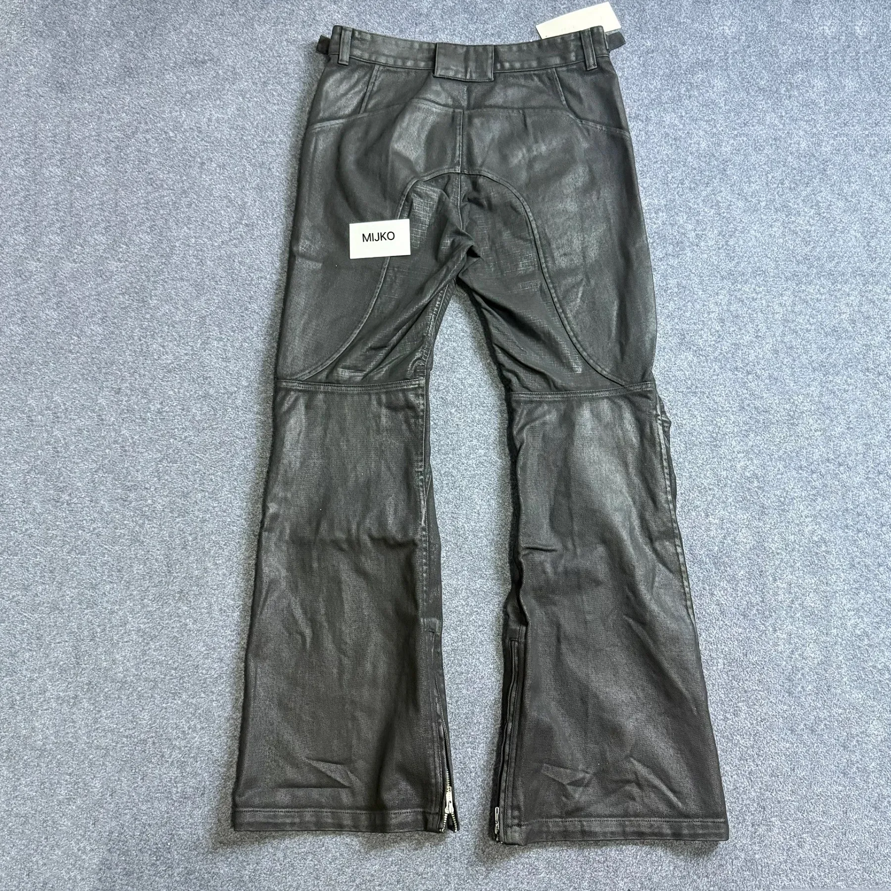 Techwear Стиль Вощеное покрытие Плиссированные лоскутные расклешенные джинсы в стиле панк Мужская пряжка на талии Дизайн Винтажные мотоциклетные повседневные брюки — image 2