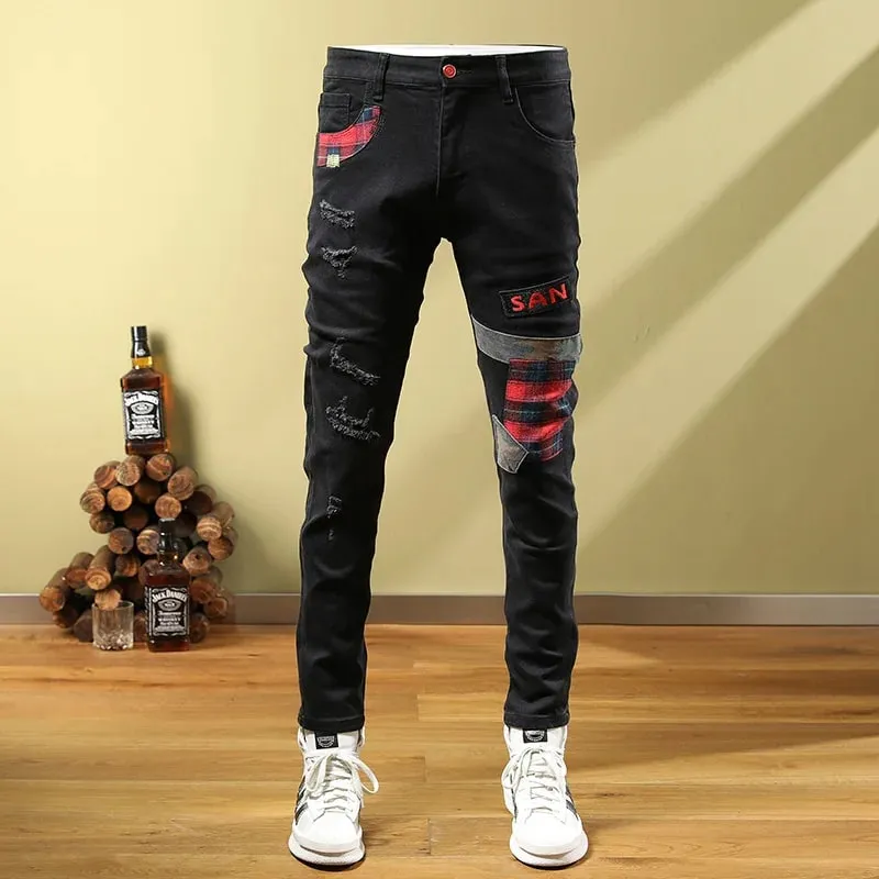 Jeans strappati da uomo con design patchwork Pantaloni lunghi neri skinny fit primaverili alla moda da strada stile motociclista