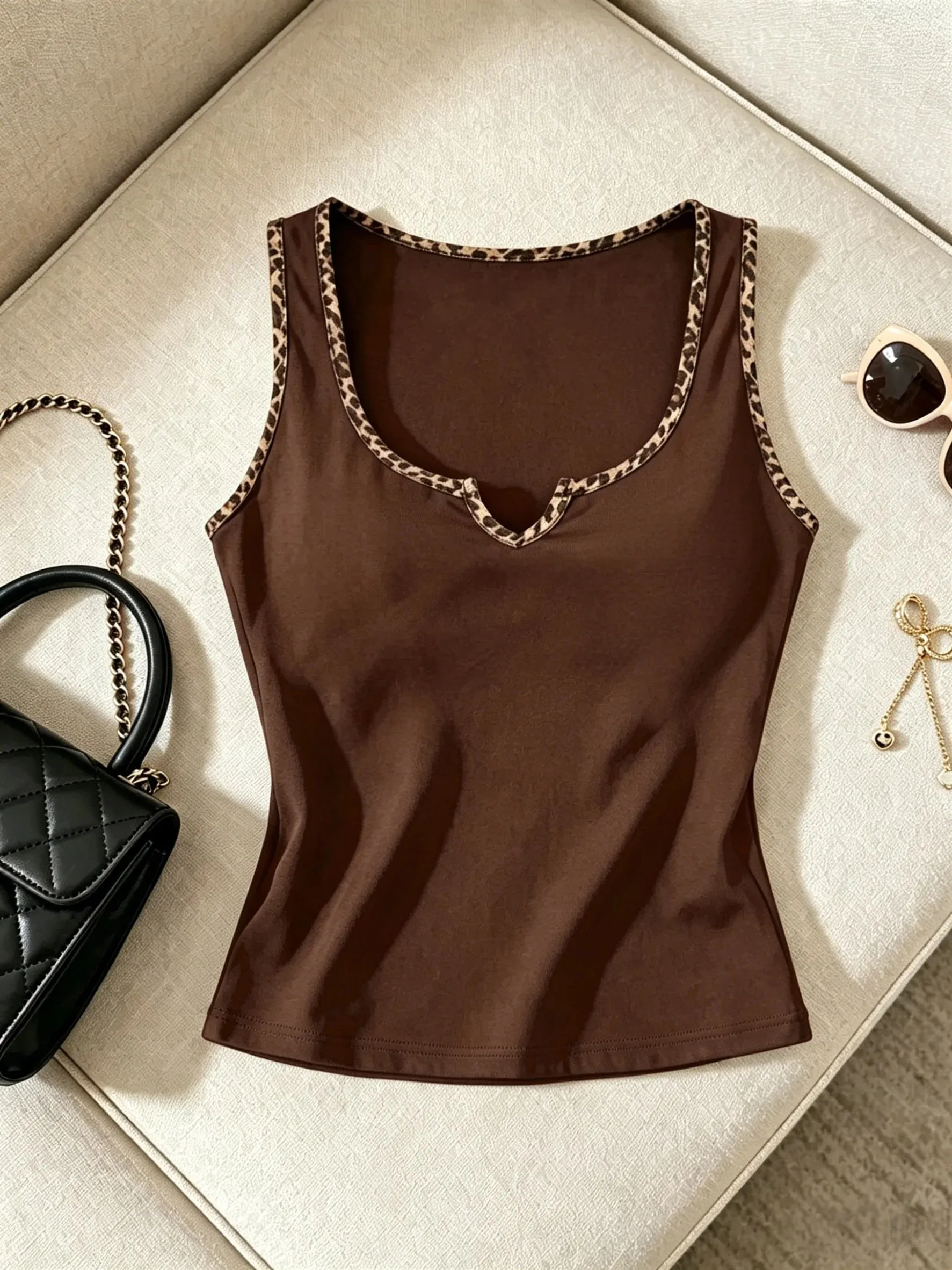 ผู้หญิงสีทึบเสื้อกล้ามลำลองมีรอยบาก V คอแบบแขนกุด Cami ด้านบน — image 2