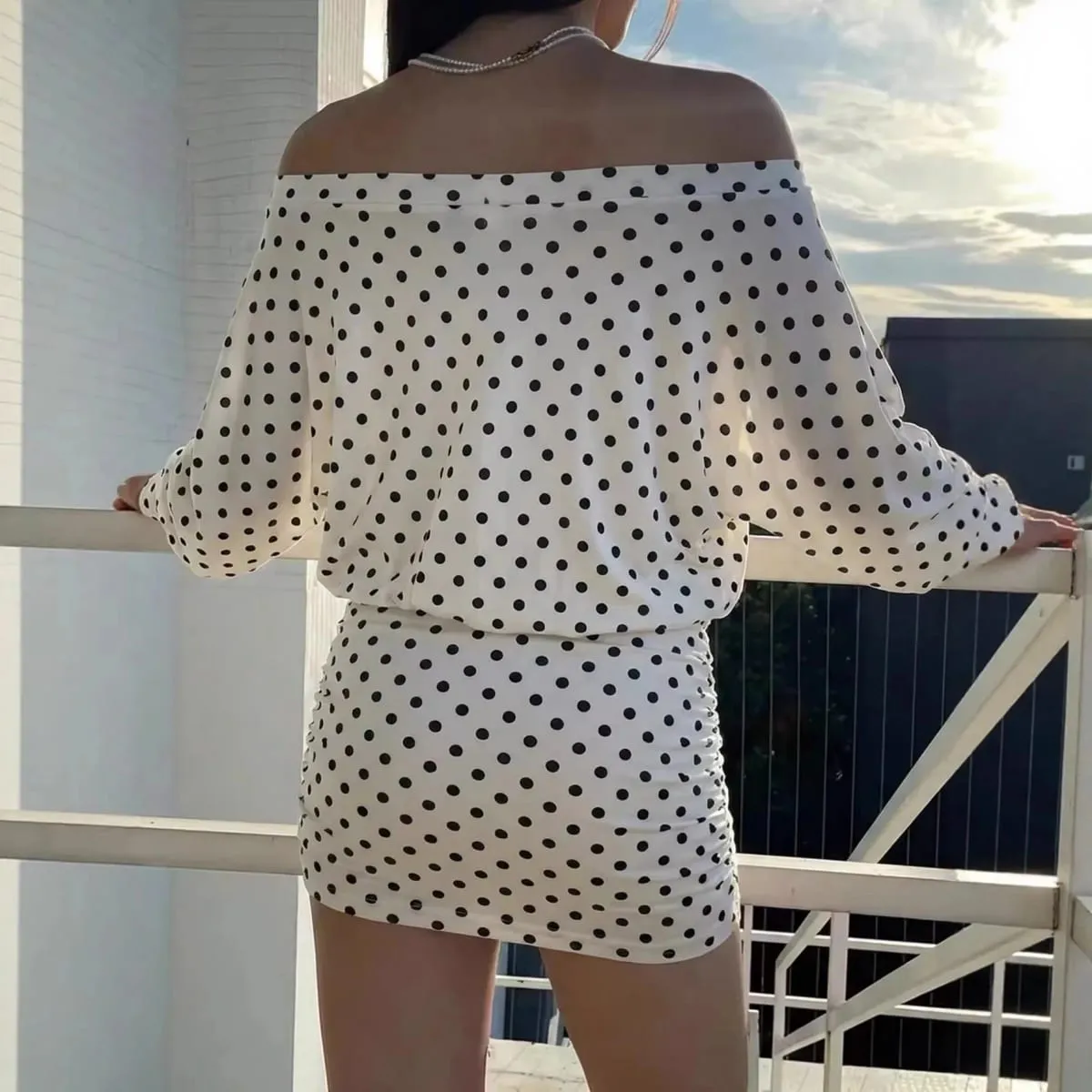 Đầm trễ vai chấm bi lệch vai Cánh dơi dài tay dây rút Vải xếp Bodycon Váy ngắn