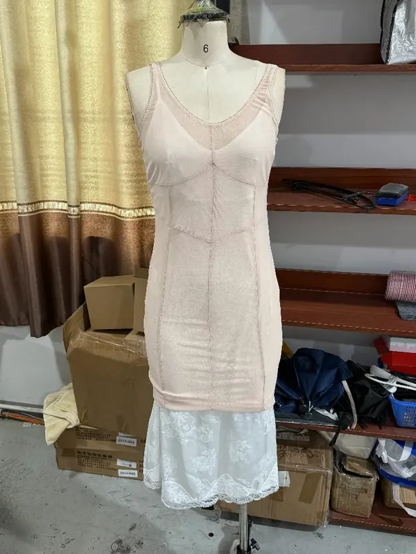 Mini vestiti sottili sexy a lisca di pesce da donna 2026 Estate solido scollo a V pieghettato senza maniche vestito aderente Fashion Lady Party Club Abiti — image 14