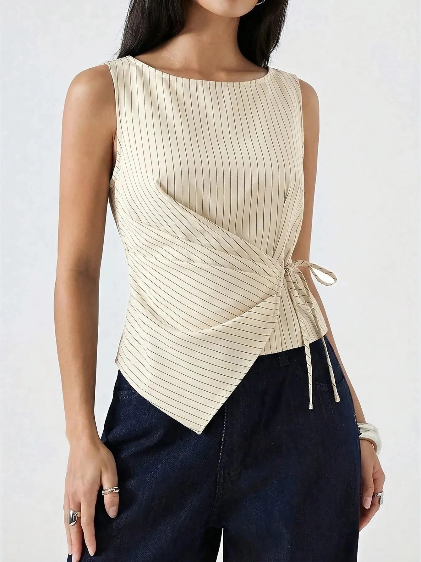 Elegantes Damen-Tanktop mit Streifendruck, schmale Passform, seitliches Bindeband, plissiert, ärmelloses Oberteil, lässig, asymmetrischer Saum, Boot-Tanktop, Sommer 2026