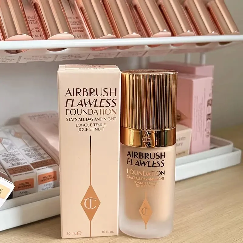 Charlotte Tilbury - Coffret crayon à lèvres avec fond de teint soyeux à l'huile essentielle, maquillage lisse, léger, naturel et flou — image 12