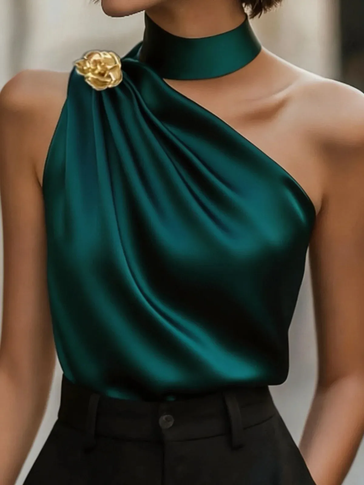 Schickes, schulterfreies, drapiertes, dunkelgrünes Neckholder-Bluse-Oberteil aus Satin für Party- und Bürofrauen — image 2