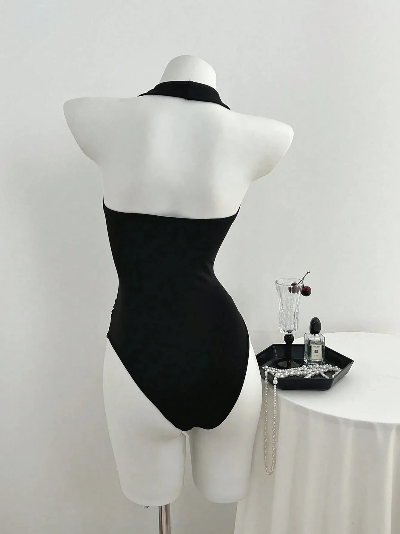 Body da donna con scollo a V profondo e nodo attorcigliato in vita con volant Body in tinta unita nero senza maniche slim fit Y2K Basic — image 3