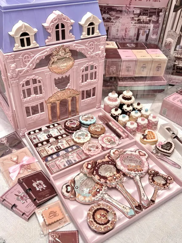 Flower Knows the Sweetie Bear Collection กล่องของขวัญชุดแต่งหน้า Allin พร้อมอายแชโดว์ บลัชออน คอนซีลเลอร์ ลิปสติกและกระจก — image 2
