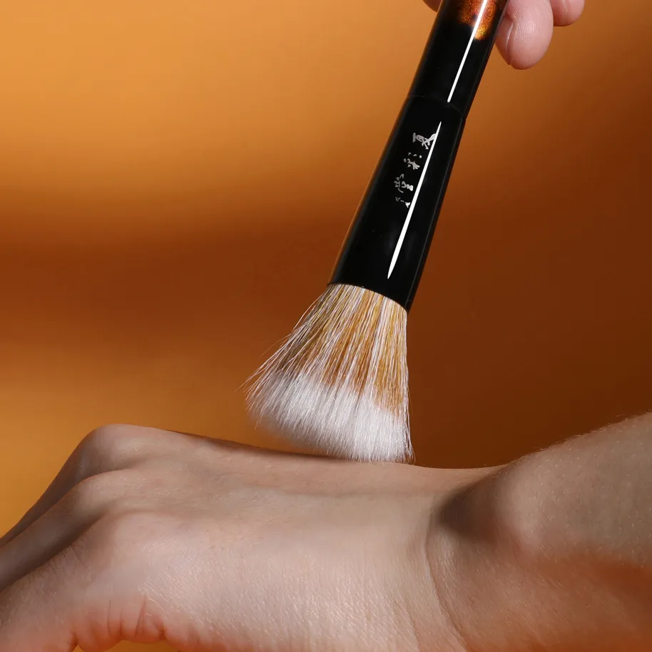 DS14 Professioneller, handgefertigter Make-up-Pinsel, mittelgroß, flacher Rougepinsel, weiches Ziegenhaar, Rohlack-Griff, Make-up-Pinsel — image 3