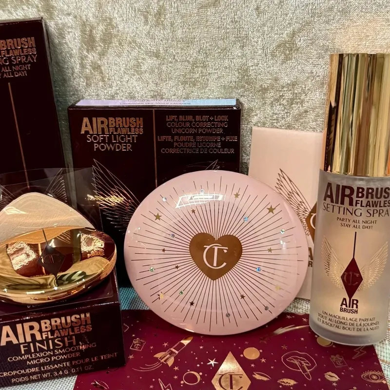 Charlotte Tilbury Spray Fissante 16H Impermeabile Bacchetta Contorna e Leggera Sfumabile Costruibile e Ombretto da 12 vaschette Intensamente Pigmentato — image 2