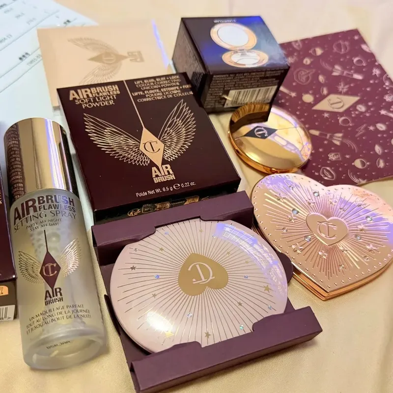 Charlotte Tilbury Spray Fissante 16H Impermeabile Bacchetta Contorna e Leggera Sfumabile Costruibile e Ombretto da 12 vaschette Intensamente Pigmentato — image 1
