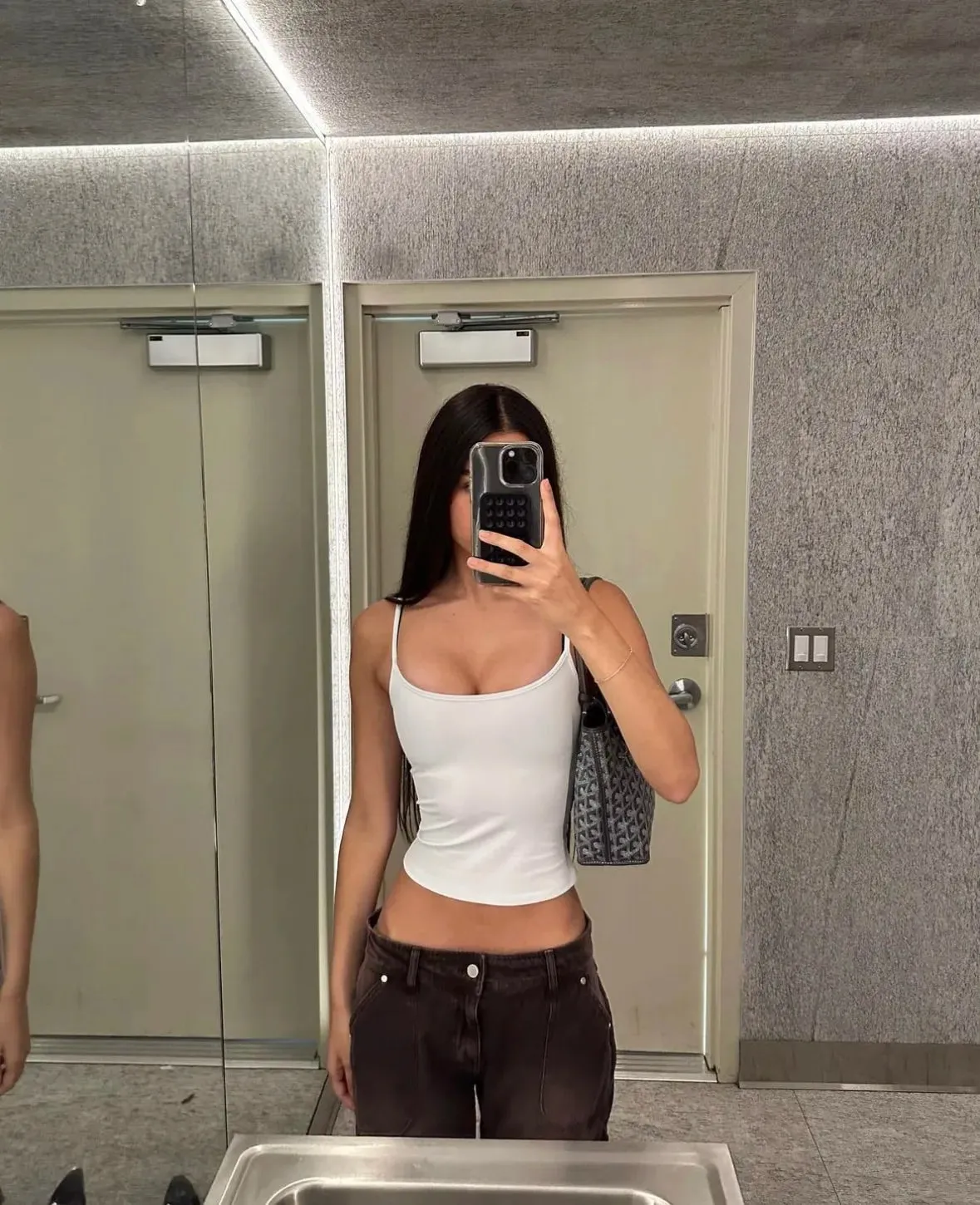 เสื้อกล้ามฤดูร้อนสีทึบเสื้อชั้นในทรงสลิมฟิตเสื้อแขนกุดอเนกประสงค์แบบพื้นฐานหลายสีเสื้ออเนกประสงค์แบบพื้นฐานสำหรับการเดินทางทุกวันเสื้อชั้นในทรงสลิมฟิต — image 4