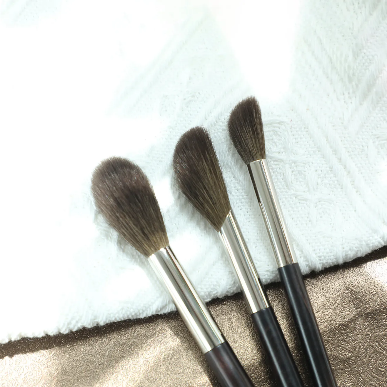 Profesionální ručně vyrobený štětec na make-up 1PC štětec na zvýrazňování tvářenek Štětce na make-up s měkkými kozími srstmi Saikoho s ebenovou dřevěnou rukojetí — image 4