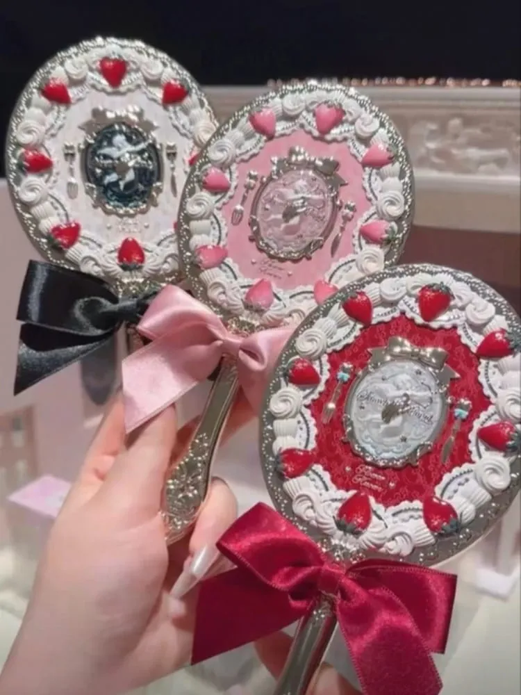 Flower Knows ręczne lusterko do makijażu noc świętojańska truskawka Cupid Bunny ogród wzór reliefowy ograniczony kolor zestaw narzędzi do makijażu