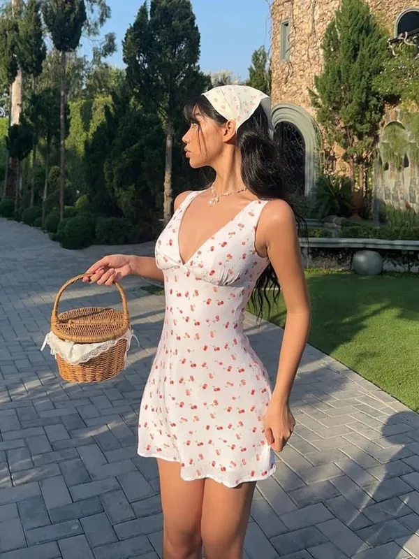 Hugcitar 2026 الكرز طباعة الأشرطة عارية الذراعين ثنيات مثير Bodycon فستان قصير الصيف النساء ملابس أنيقة حفلة عيد ميلاد عطلة