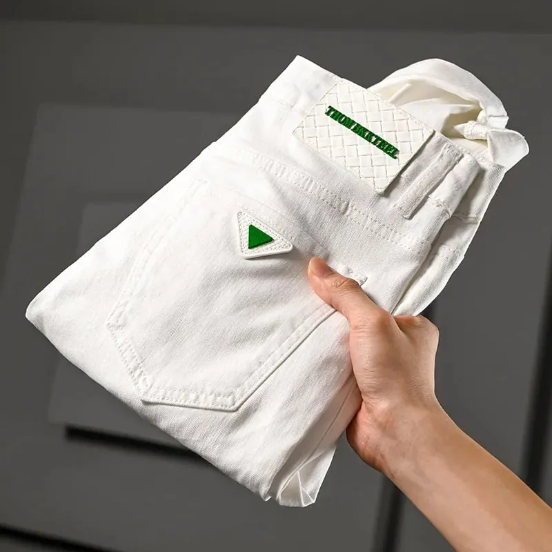 Jeans bianchi di fascia alta da uomo 2024 Primavera ed estate Nuovi pantaloni elasticizzati slim fit con ricamo Tendenza versatile e leggera di qualità di lusso