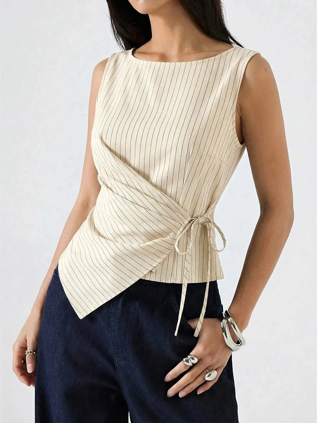 Elegantes Damen-Tanktop mit Streifendruck, schmale Passform, seitliches Bindeband, plissiert, ärmelloses Oberteil, lässig, asymmetrischer Saum, Boot-Tanktop, Sommer 2026 — image 3