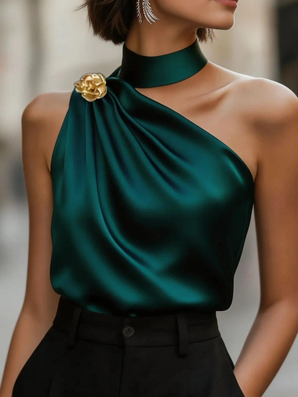 Schickes, schulterfreies, drapiertes, dunkelgrünes Neckholder-Bluse-Oberteil aus Satin für Party- und Bürofrauen — image 6