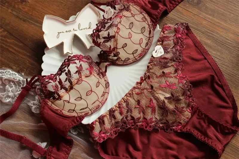 Estilo vitoriano plus size conjunto de sutiã de renda vermelha sexy underwire suporte para seios grandes feminino elegante lingerie arco design