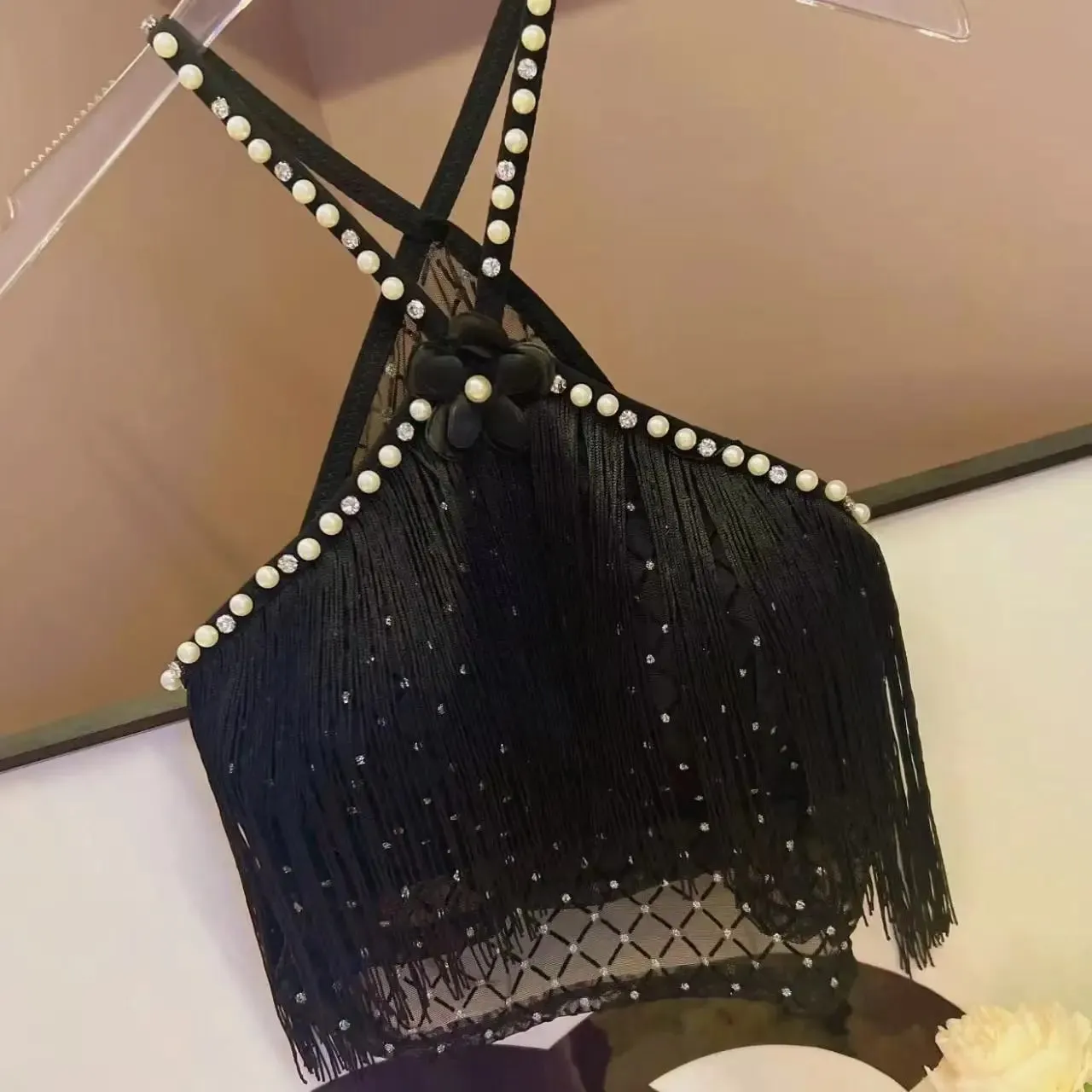 Dekoratives Neckholder-Top mit gepolsterten Körbchen, langer Quaste, Perle, funkelnder Diamant, Retro-Millennial-Stil, sexy Neckholder
