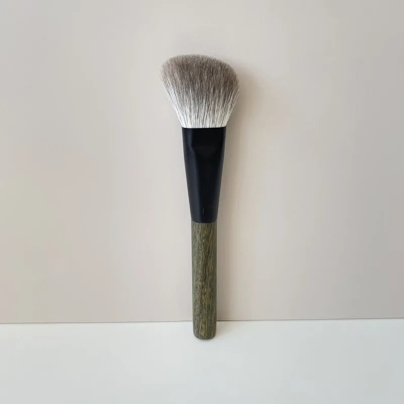 LT06 Professionelle handgefertigte Make-up-Pinsel, weiches Ziegenschnee-Fuchshaar, abgewinkelter Konturenpinsel, grüner Sandelholzgriff, Make-up-Pinsel — image 3
