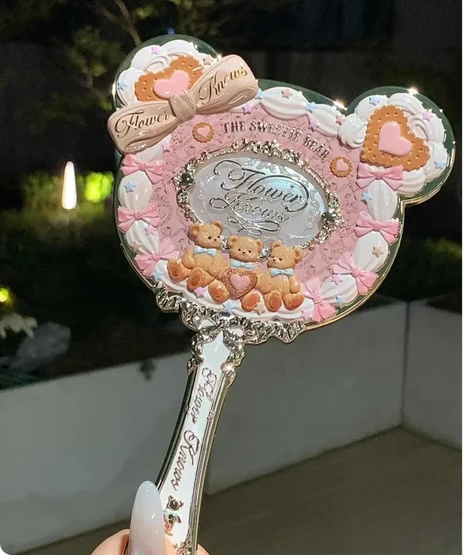 Flower Knows ręczne lusterko do makijażu noc świętojańska truskawka Cupid Bunny ogród wzór reliefowy ograniczony kolor zestaw narzędzi do makijażu