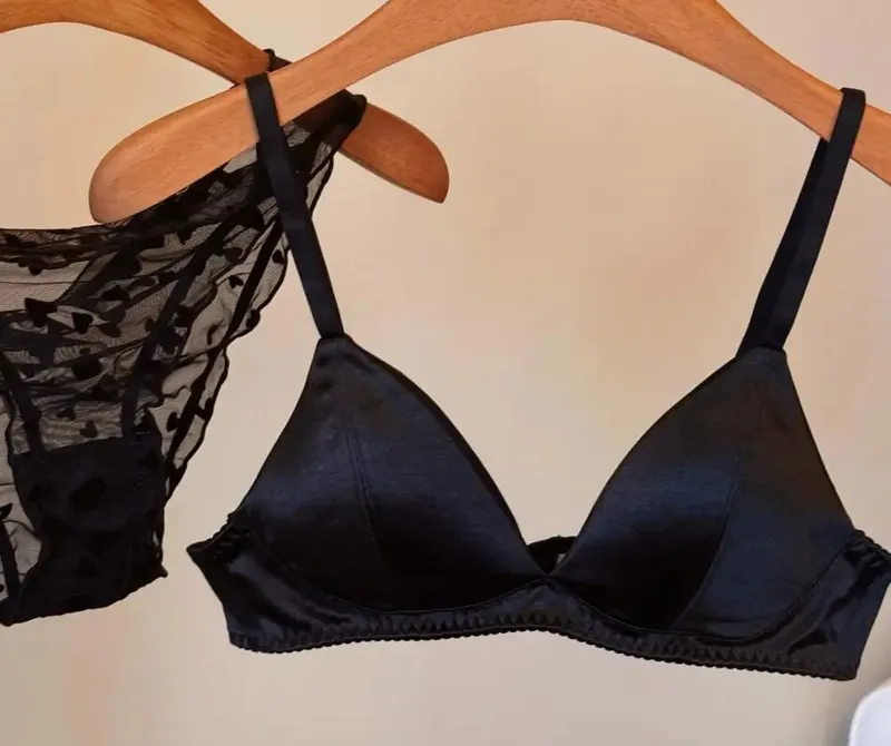 Set di reggiseno antitraccia con coppa a triangolo in raso sexy, confortevole lingerie wireless per seni grandi