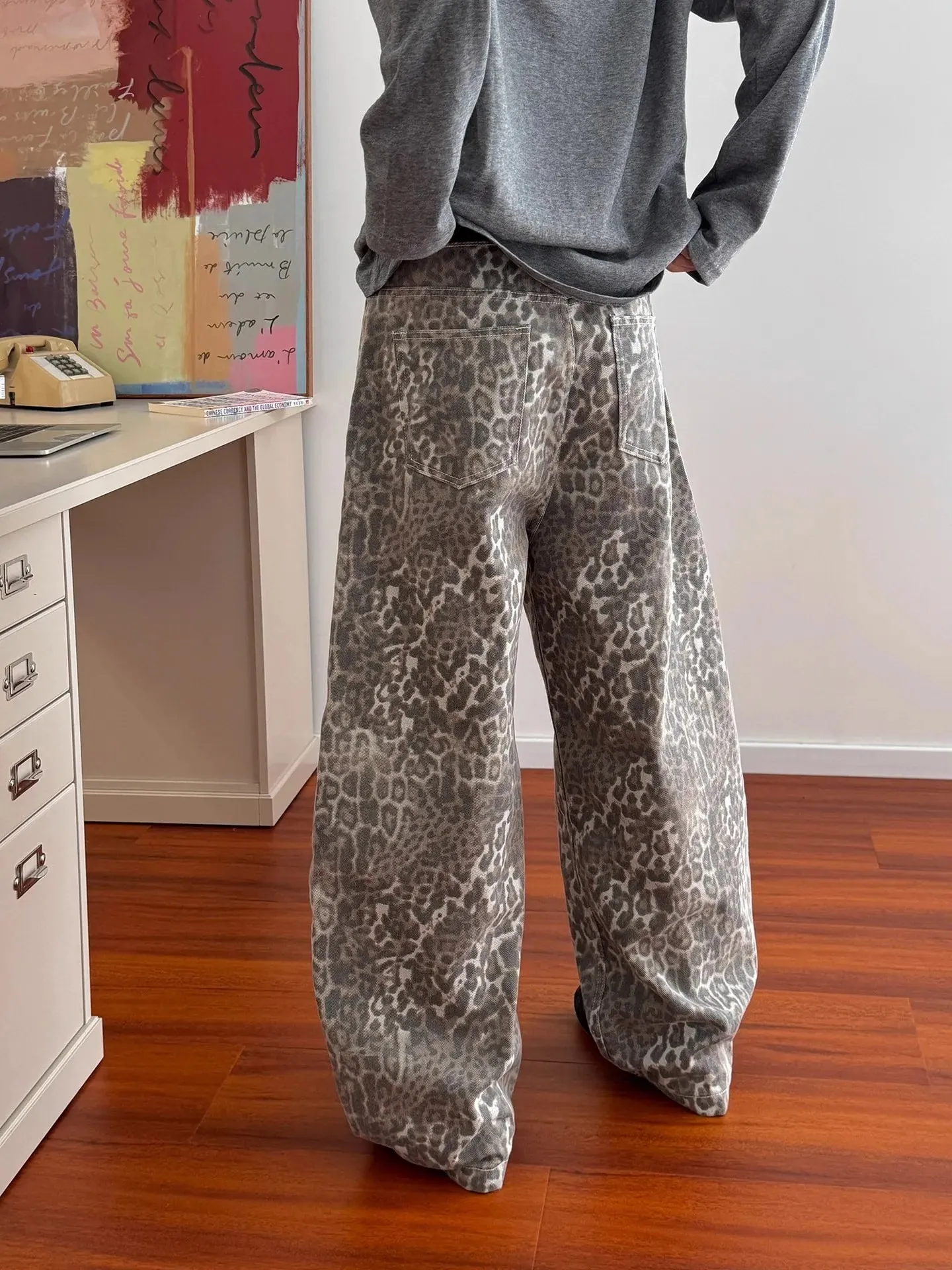 Niche Design Herren-Jeanshose mit Leopardenmuster, neue Herbst-Unisex-Silhouette, weites Bein, lockere Damen-Jeans mit gebogenem Messer — image 6
