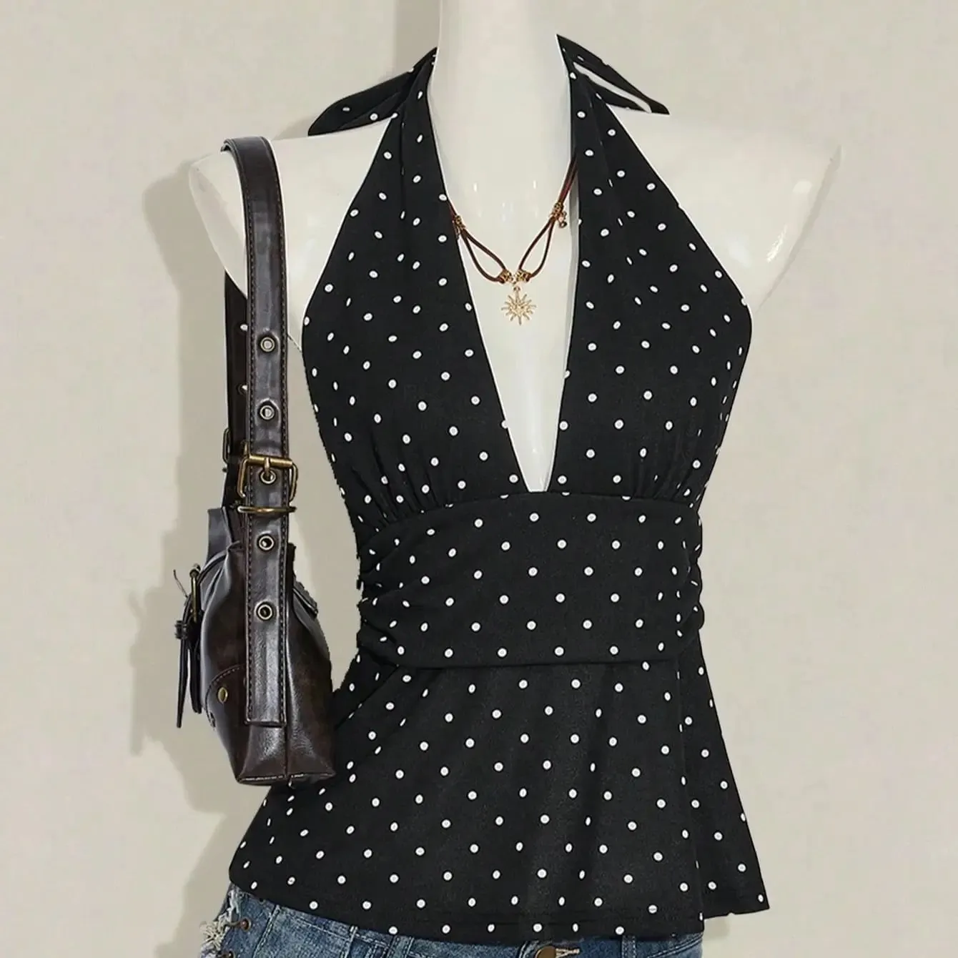 Top da donna con cinturino senza schienale a pois con design pieghettato in vita. Camicia da donna con cinturino sul collo regolabile e cinturino senza schienale