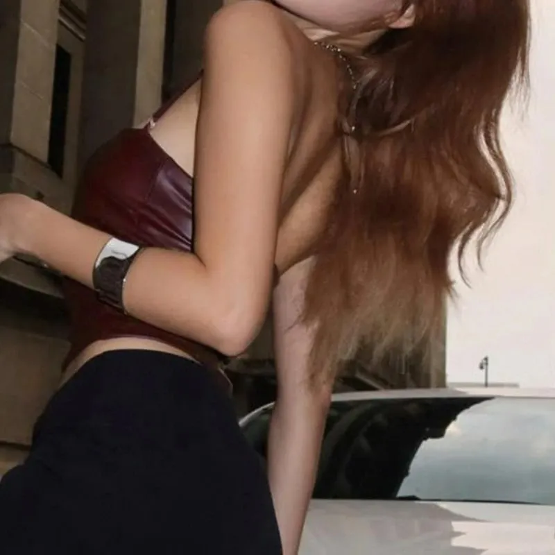 Tracolla appesa su una spalla in PU rosso vino. Gilet senza schienale regolabile caldo e sexy per uso esterno — image 5