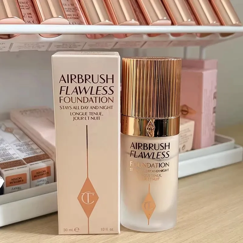 Charlotte Tilbury - Coffret crayon à lèvres avec fond de teint soyeux à l'huile essentielle, maquillage lisse, léger, naturel et flou — image 15