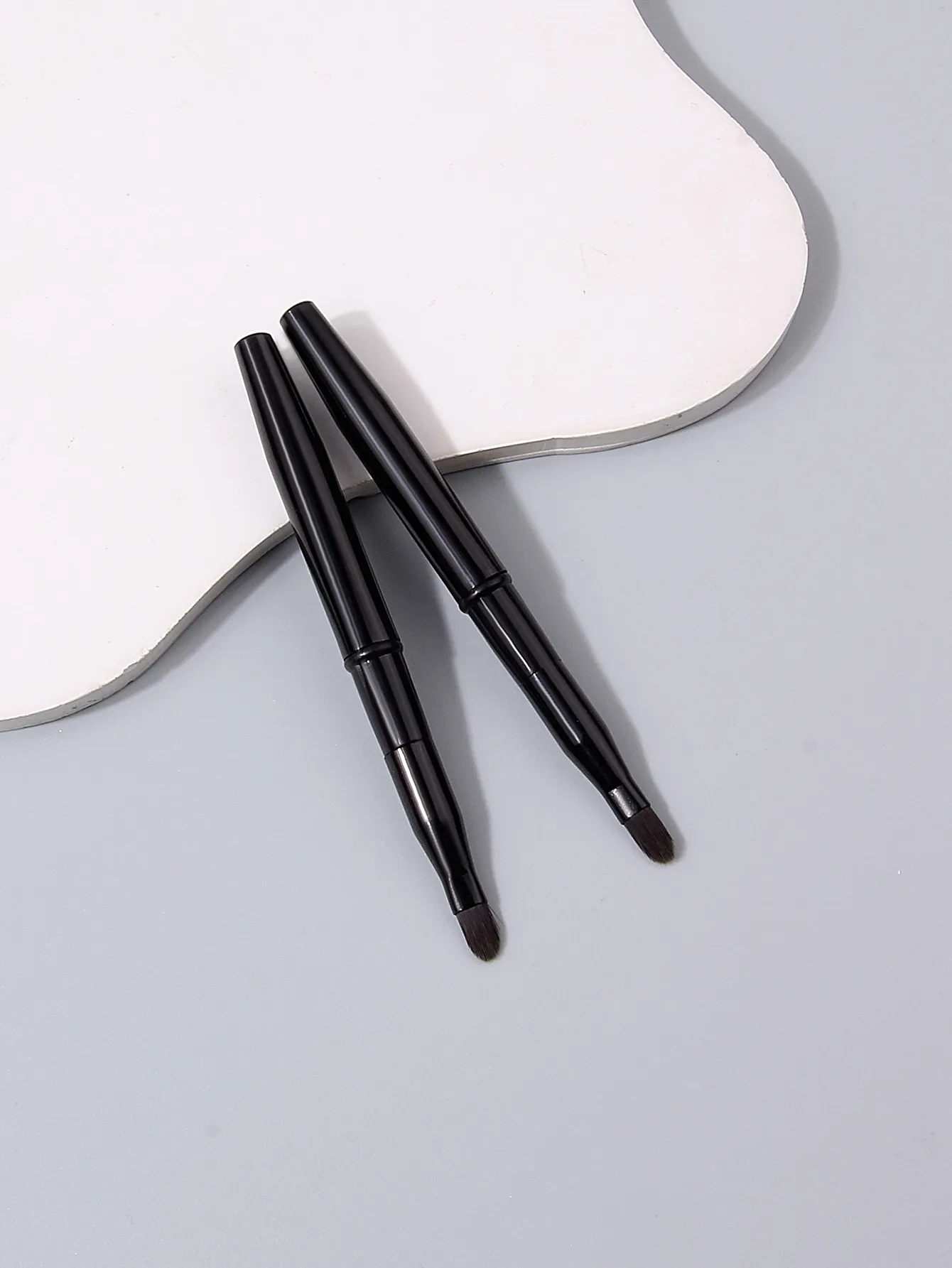2 stk. Sort med et dæksel Tiltrækkelige læbe makeup børster Dobbelt-endede udtrækkelige læbe børste rejse læbestift glans makeup børste — image 6