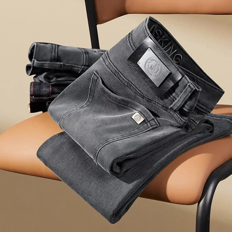 Jeans grigi leggeri di lusso per uomo 2024Autunno e inverno Semplicità Pantaloni alla moda di fascia alta elasticizzati slim-fit alla moda
