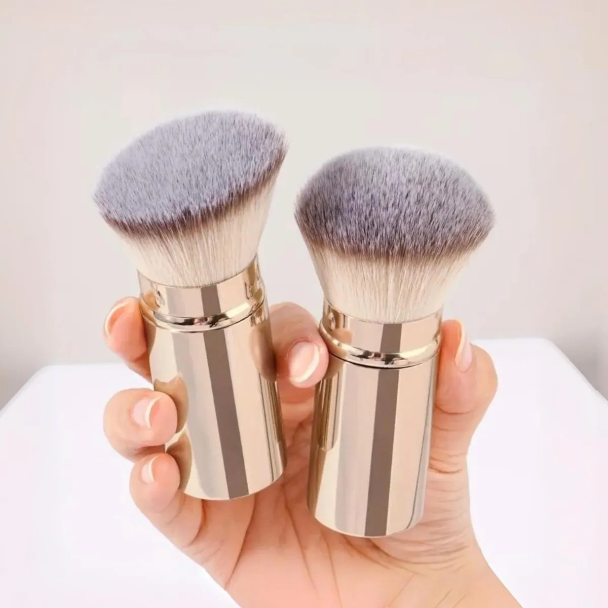 2 Buah Kuas Rias Foundation Portabel dengan Tutup Kuas Miring Kepala Bulat Dapat Ditarik Alat Rias Kuas Perona Pipi Concealer Wajah — image 5