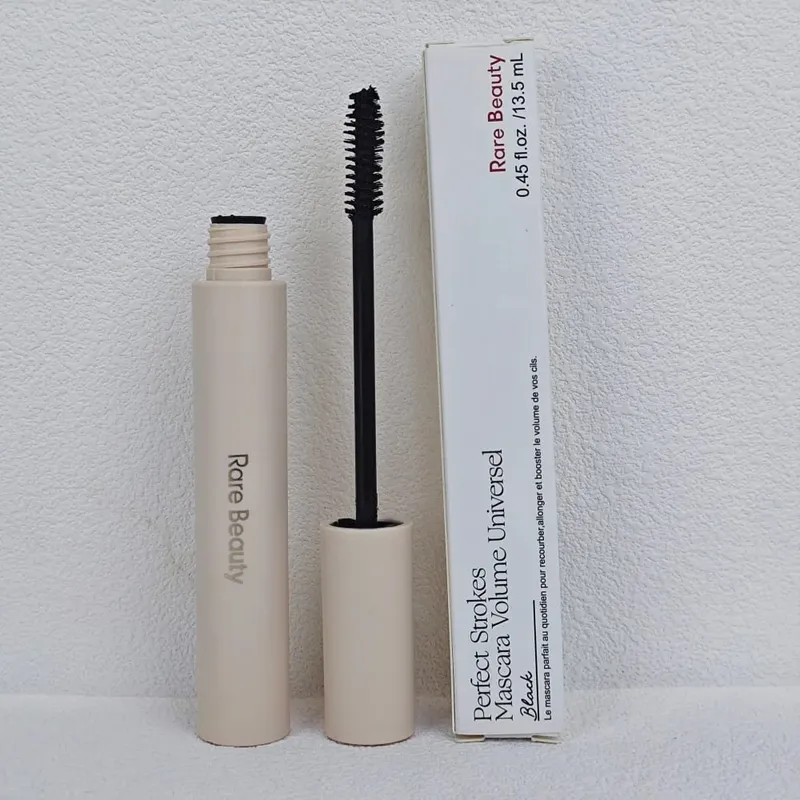 Rare Beauty Maskara Keanjalan Tinggi Guratan Sempurna Maskara Volumisasi Sejagat Rare Beauty Volumizing Curling dan Memanjangkan — image 5