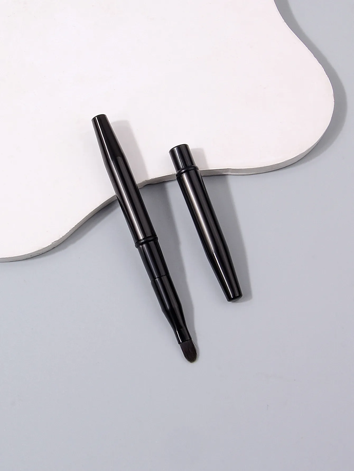 2 stk. Sort med et dæksel Tiltrækkelige læbe makeup børster Dobbelt-endede udtrækkelige læbe børste rejse læbestift glans makeup børste — image 4