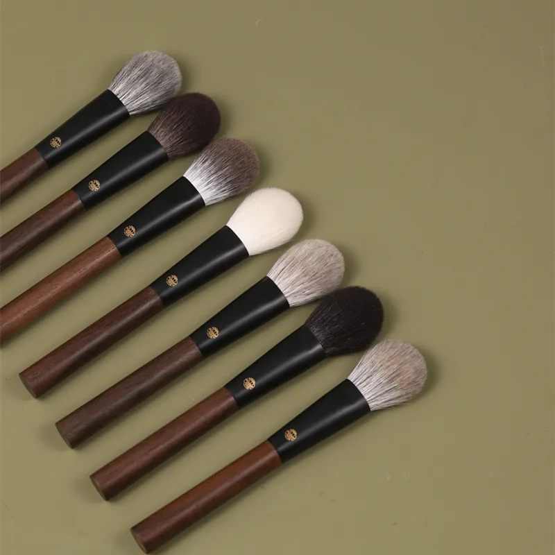 Professionelle håndlavede makeup børster 1 PC blødt egern Ræve Heste Gedehår Fladt Runde Blush Børste Valnød Håndtag Make Up Børste — image 4