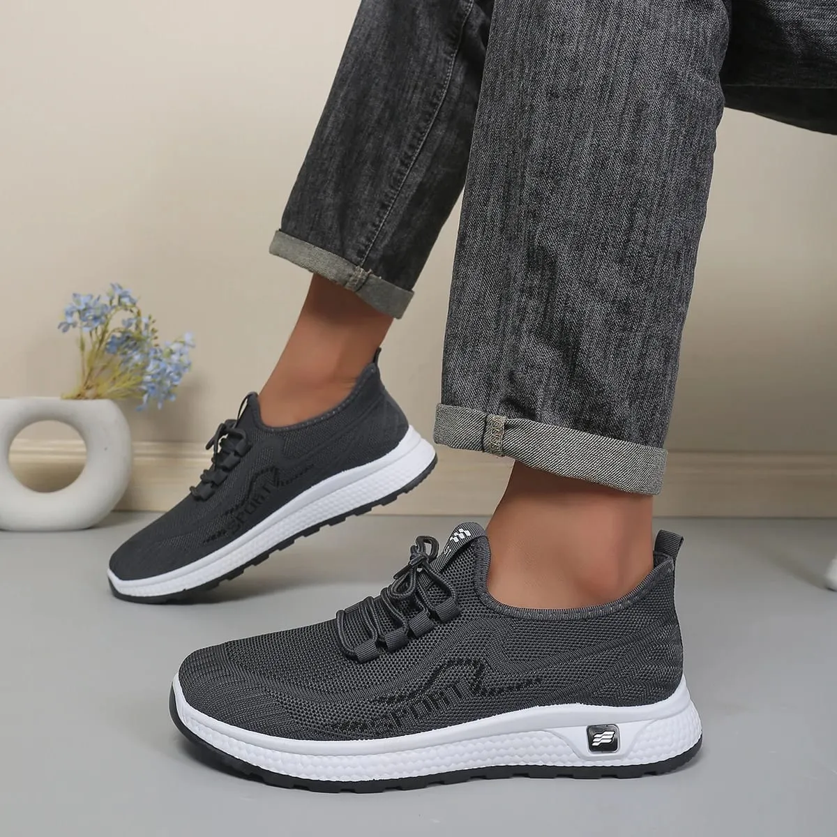 Alas Kaki Bertali Jaring Pria Warna Solid Minimal Sepatu Latihan Serbaguna Sol Luar Hitam Berukir Benjolan Atas Rajutan Berlubang Halus — image 6