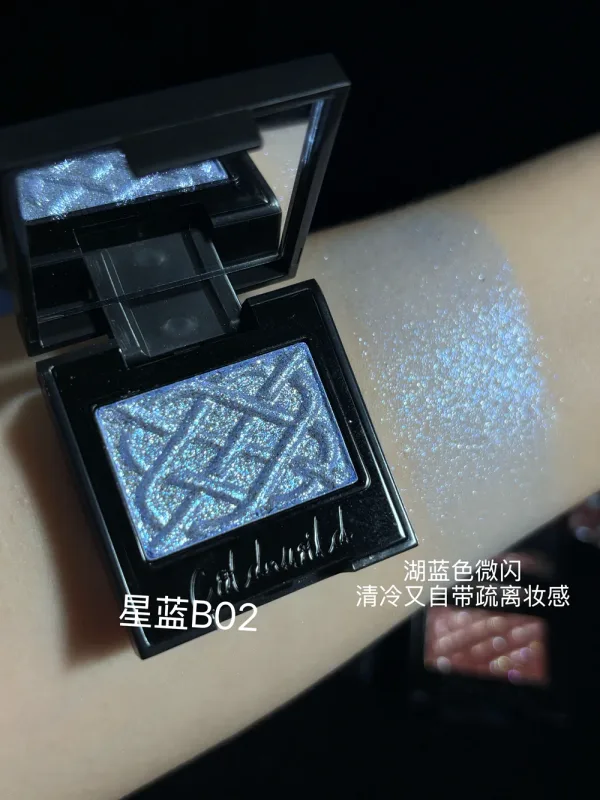 Coldnwild ombretto monocromatico glitter fine luccichio viola bianco blu trasparente trucco occhi con finitura satinata — image 7