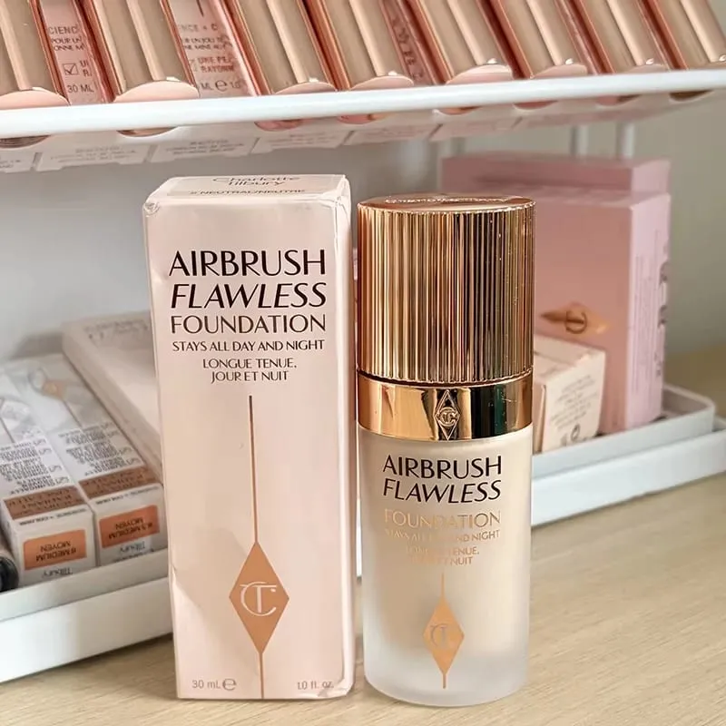 Charlotte Tilbury - Coffret crayon à lèvres avec fond de teint soyeux à l'huile essentielle, maquillage lisse, léger, naturel et flou — image 10
