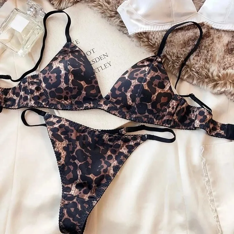 ฤดูร้อนของผู้หญิงเซ็กซี่ Silken สามเหลี่ยมถ้วยไร้สาย Bra และชุดชั้นในชุดภาษาฝรั่งเศสคำ Bralette ไม่มีรอยต่อ Intimates ชุดชั้นใน