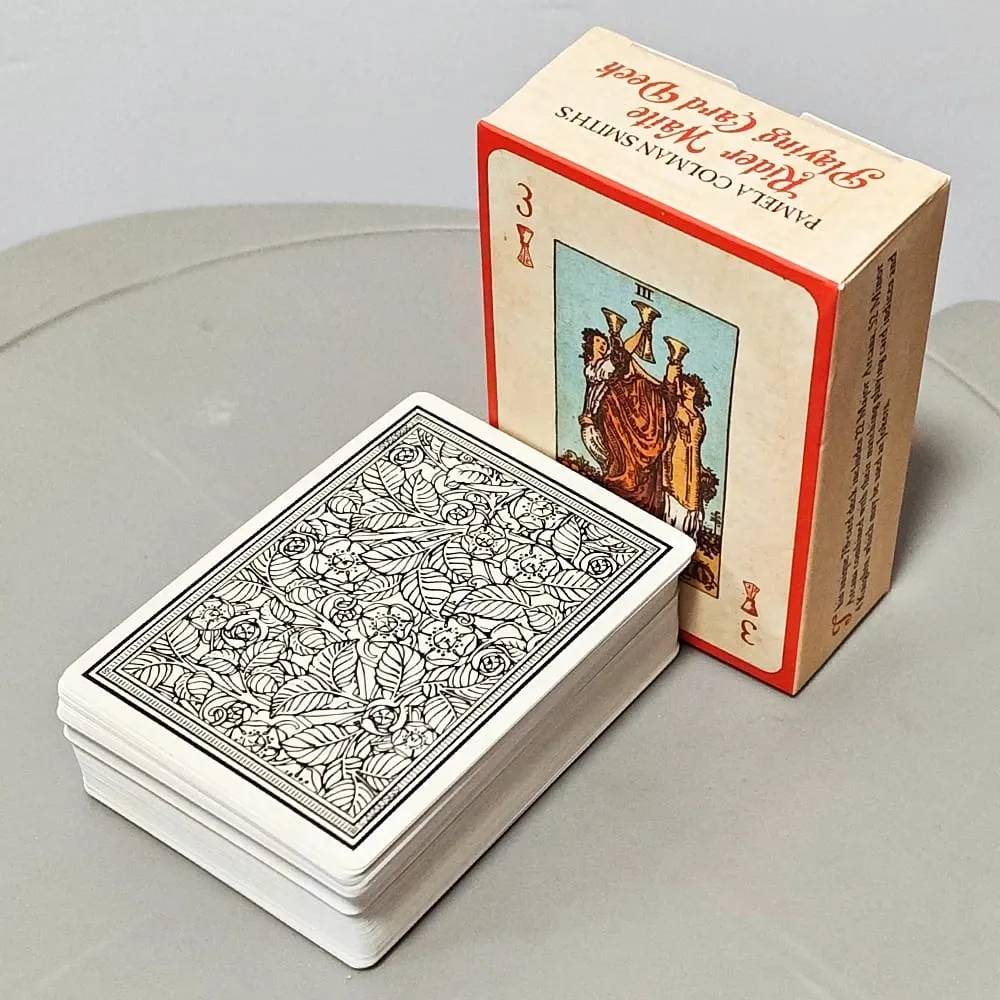 Mazzo di carte da gioco RWS: mazzo da poker da 78 carte da 9 x 6 cm illustrato con immagini RWS che combina tarocchi e carte da gioco a doppio rilievo — image 3