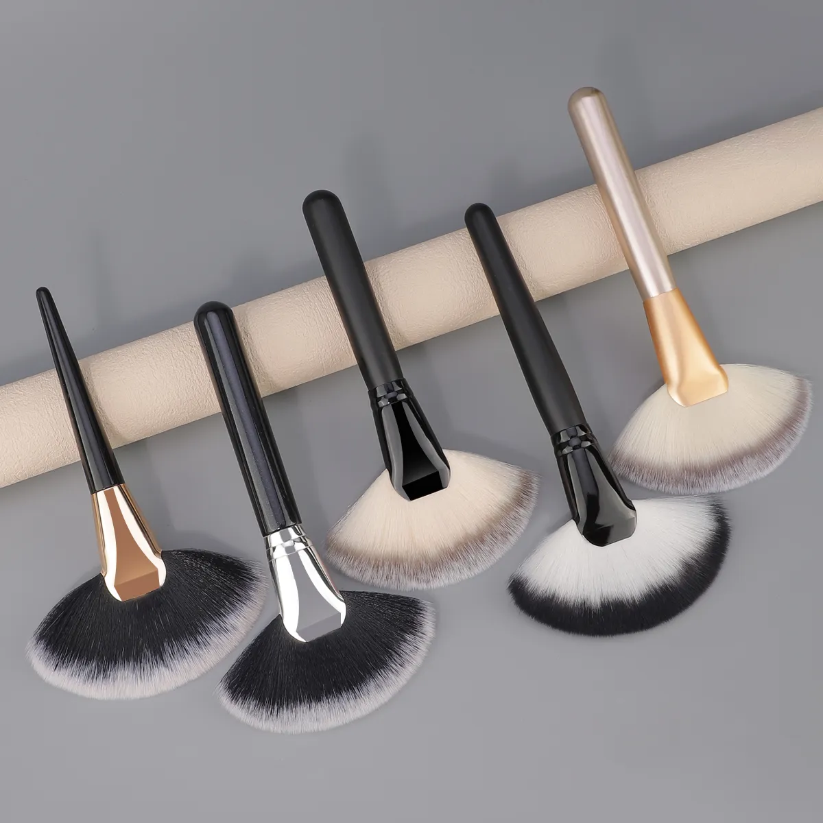 1pcs Large Fan Makeup Brushes Facial Powder Foundation Blusher Concealer Kabuki Brush Cosmetic Tools Pincel Maquiagem — image 1