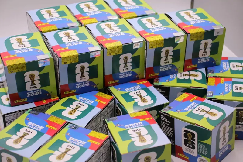 Panini Boîte de collection d'autocollants officiels de la Coupe du Monde de la FIFA 2026 – Boîte complète sous licence avec album d'autocollants Joueur de football authentique — image 3